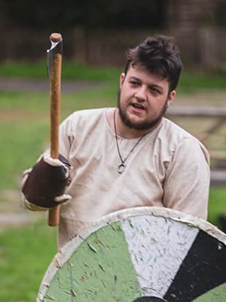 This image shows a warrior wielding an axe and a green and black shield, denoting his houshold Svert Blothi